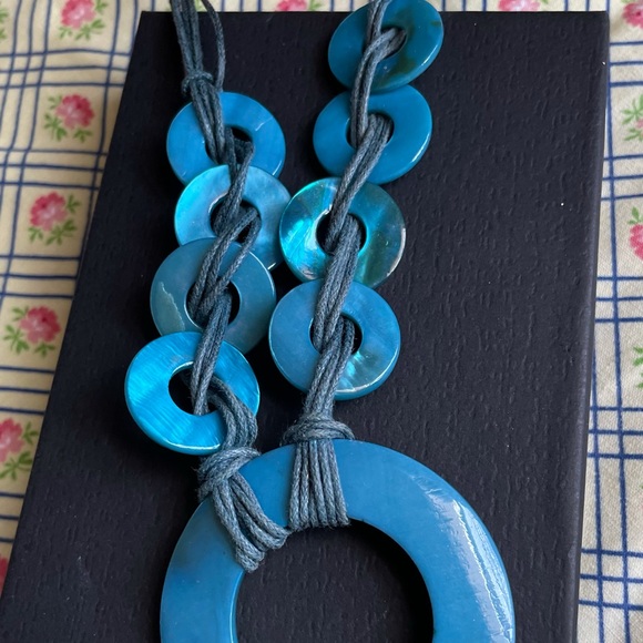 EUC shell necklace - Picture 3 of 3